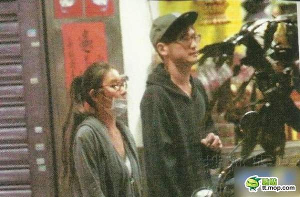 臺灣媒體報道，性感人妻歌手許維恩和老公Alex田恩沛(前偶像團體B.A.D成員)分居后，被直擊載著年輕男性返家，該名男子是以裸奔、吃羊大便闖出 名的CIRCUS團員KID，年紀小許維恩3歲