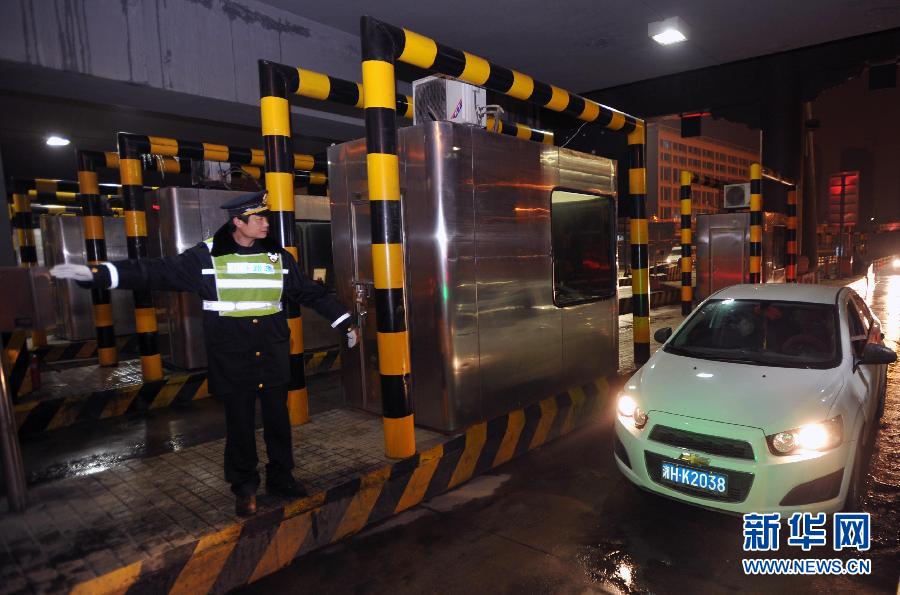 （社會）（1）全國收費公路春節小型客車免費通行正式實施