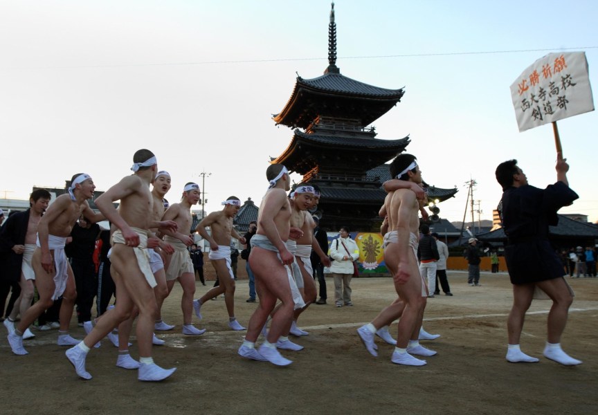 日本岡山裸體節開幕 約9千男女赤身入冰水