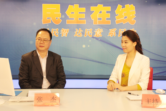 青島市市北區(qū)區(qū)長(zhǎng)張杰（左一）與網(wǎng)民在線交流 （攝影 周琦）