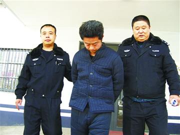 司機逆行撞倒兩人后逃逸 司機逆行撞倒兩人后逃逸