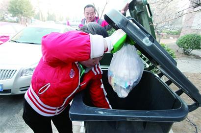 八成居民丟垃圾“對色入座”