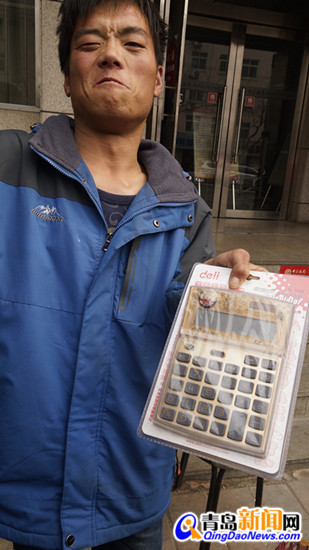 零錢哥亮亮報攤開業 姑娘投200元買份愛心報