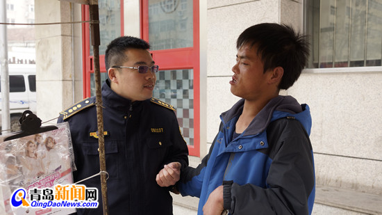 零錢哥亮亮報攤開業 姑娘投200元買份愛心報