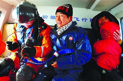 漁船進水2歲男童被裝進包吊上直升機