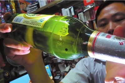 這瓶未開封的燕京啤酒內(nèi)有一顆黑色懸浮物。京華時(shí)報(bào)記者 徐曉帆 攝